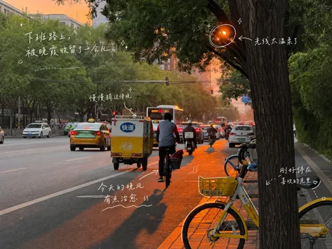 Golden-hour city street with handwritten diary-style annotations, generated with 通用 / 未注明