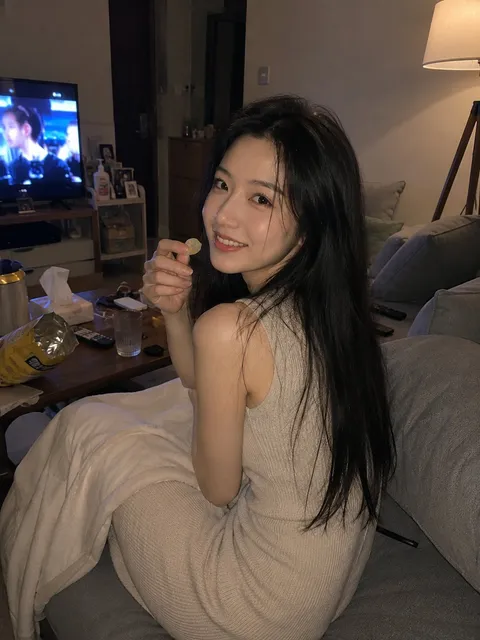 年轻女性侧坐在客厅沙发上转头微笑的真实夜拍｜GPT Image 2 生成