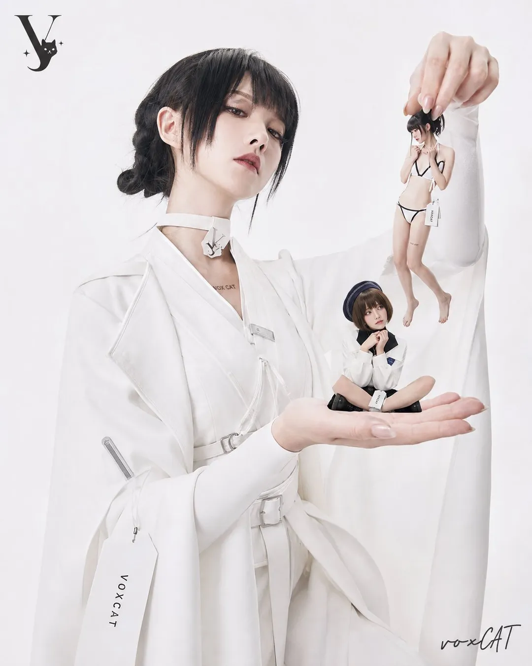 白衣盘发女性手中托着两位微缩女性角色，其中一位为比基尼装扮｜通用 / 未注明 生成