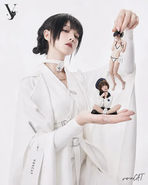 A woman in white Hanfu holding two miniature female figures, one in a bikini, on her open palm., generated with 通用 / 未注明
