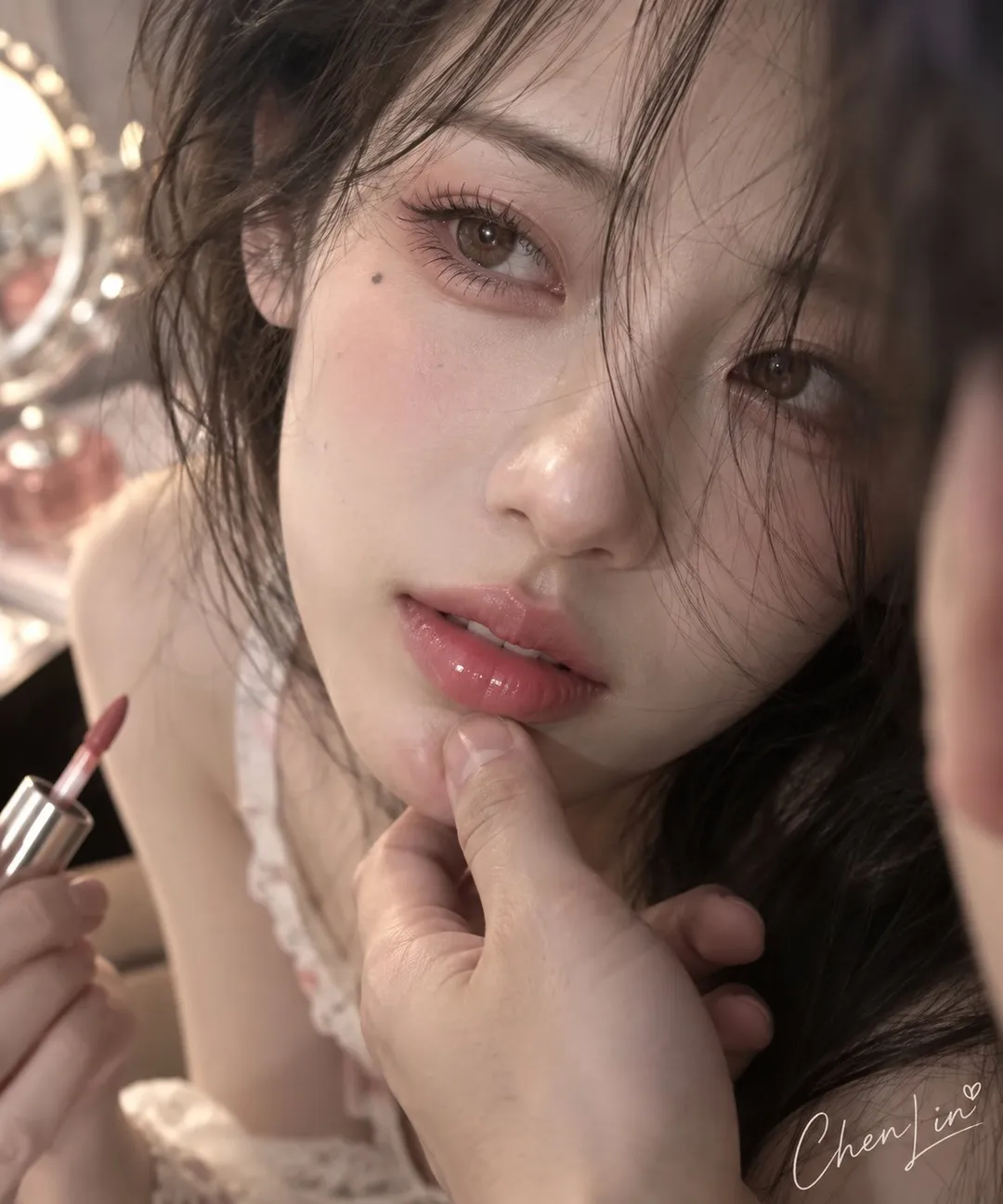 年轻女性脸部特写，一只手轻托其下颌，另一只手拿着唇釉｜通用 / 未注明 生成
