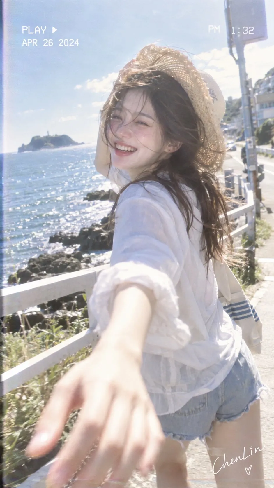 海辺の道路で麦わら帽子をかぶった若い女性が振り返ってカメラに微笑み、レトロなVHSビデオのノイズとタイムスタンプが表示された画面｜通用 / 未注明 で生成