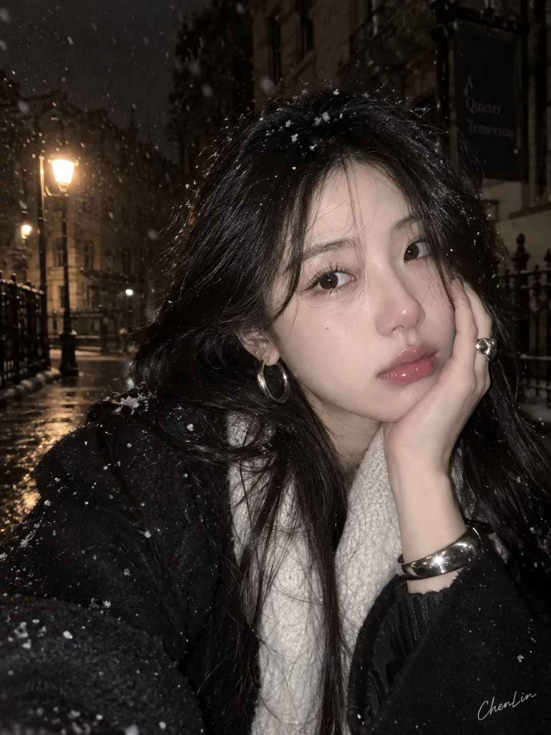 年轻女性托腮凝视镜头的雪夜街拍近景肖像，闪光灯直射，背景有点点飘雪与暖色路灯｜通用 / 未注明 生成