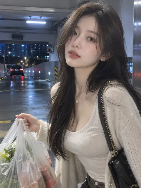 年轻女性在深夜地下车库手提塑料袋，身穿浅色吊带与针织衫｜通用 / 未注明 生成