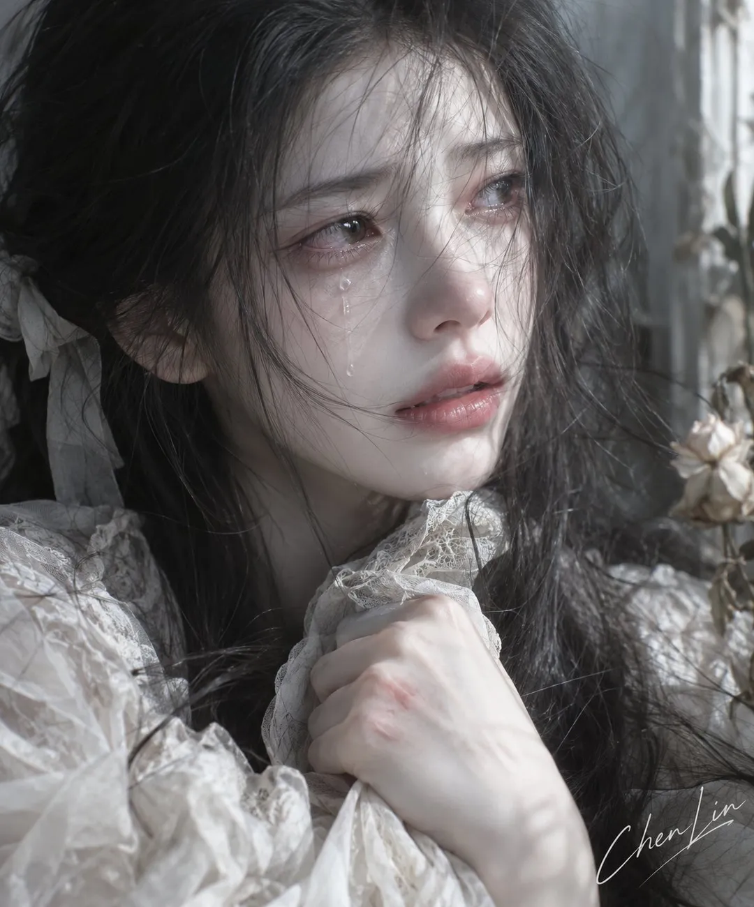 一位眼眶泛红流泪、神情哀婉的年轻女子特写，手抓蕾丝衣物｜通用 / 未注明 生成