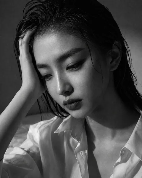 黑白半身人像，湿发年轻女子穿着西装外套与吊带，眼神冷峻｜通用 / 未注明 生成