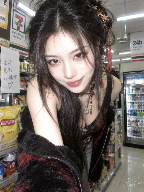 便利店货架前俯身靠近镜头的年轻女性，头戴古风发簪，身着低领便服，CCD闪光灯摄影。｜通用 / 未注明 生成