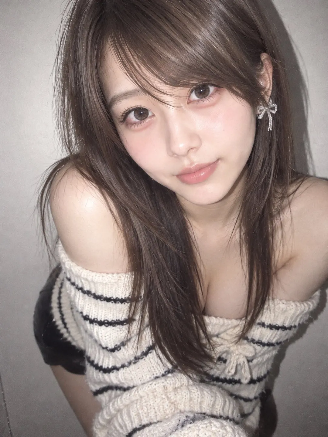俯拍视角的年轻女性,身着黑白条纹落肩毛衣与蝴蝶结耳环,直闪光线映衬出自然面部轮廓|GPT Image 2 生成